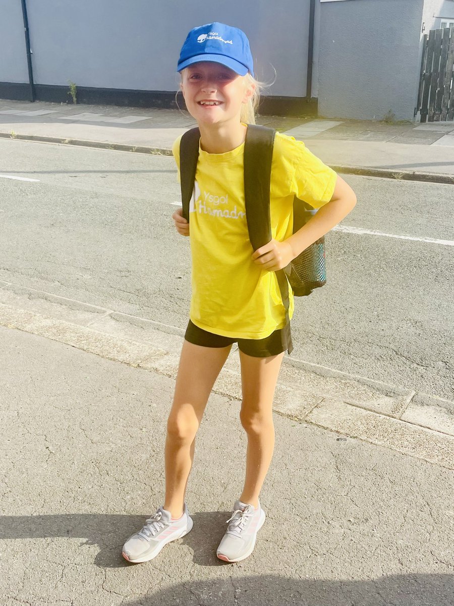 bffg78's tweet photo. Cyffro MAWR wrth ddychwelyd i @YsgolHamadryad ar รดl wythnos gartref achos Covid. Mwynhewch y trip ๐ญ ๐ ๐ณ a ๐ฅ ๐ฟ ๐ฌ @4LlHamadryad ac @3YHamadryad! Eli haul ๐งด โ
Cap pig ๐งข โ
Digon o ddลตr ๐ฆ โ
#poeth ๐ฅต https://t.co/OOVQJb8rQ9