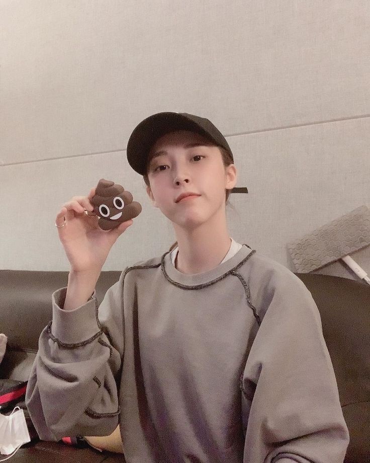 byulyigf_'s tweet photo. pretty handsome 🤎

#문별 #MoonByul #마마무 #MAMAMOO https://t.co/qcuLllVseX
