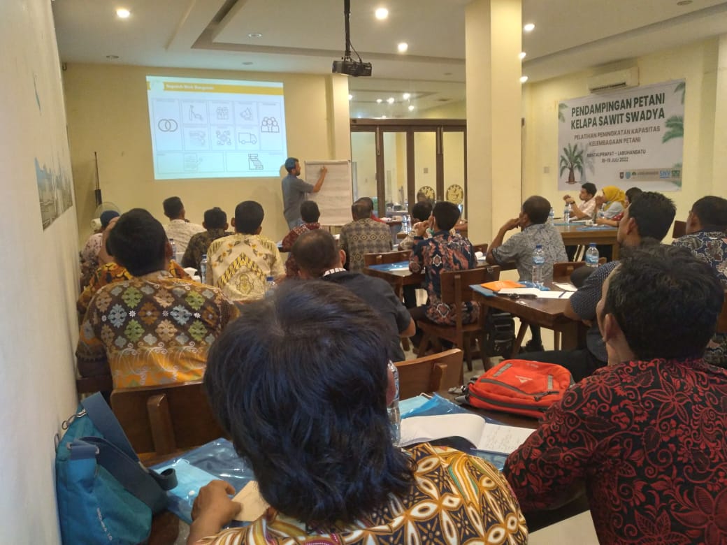 SNVIndonesia's tweet photo. As part of #oilpalm #regenerativeagriculture initiative of #BIPOCS, SNV will be constructing a composting unit in #labuhanbatu. Today, a training on #businessmodelcanvas was held to prepare #oilpalmsmallholders to efficiently manage the compost business https://t.co/gcvOwqkmse