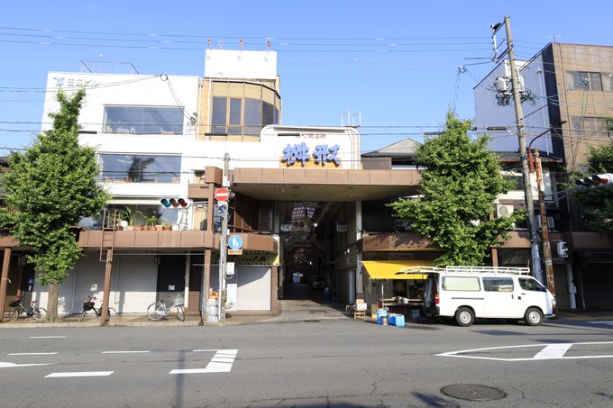 出町桝形商店街鴨川デルタや下鴨神社にほど近い場所にある全蓋式アーケード付きの商店街京都アニメ－ション制作アニメ「たまこま