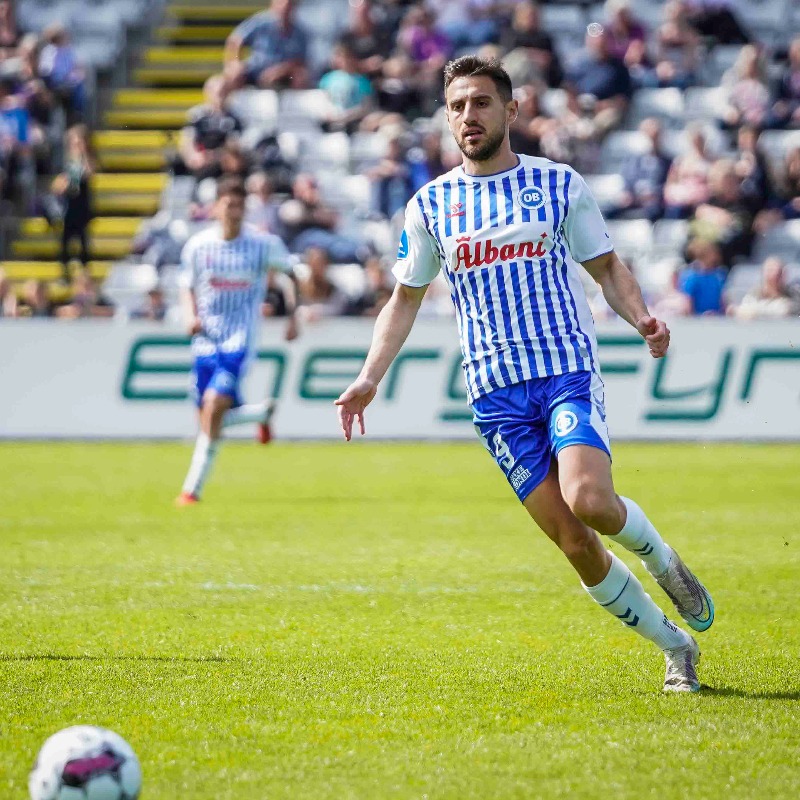 Odense_Boldklub's tweet photo. Sæsonens første trup er udtaget, og vi er klar til at tage i mod FC Nordsjælland på Nature Energy Park kl. 19.00 💪🔵⚪
Du kan stadig nå at sikre dig plads til aftenens sæsonpremiere på hjemmesiden 💻
#obdk #obfcn #sldk