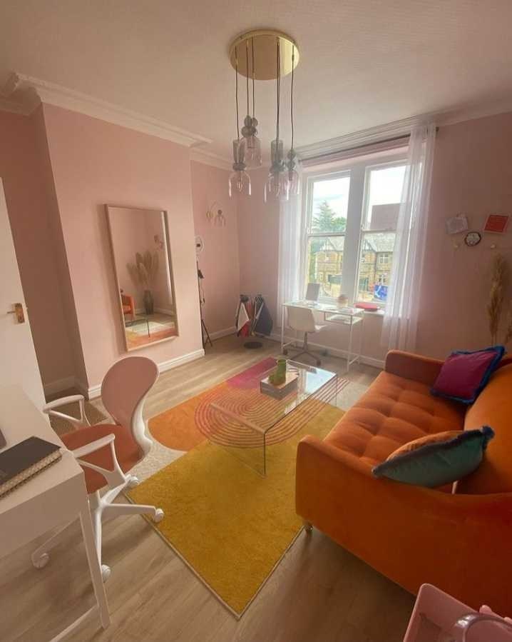 We're loving this colourful room, outfit and all the retro styling 💗🧡

Add the Muse Retro Rug to your home bit.ly/muse-retro-rugs

📸 francescaallenstyling_ #RugLove #HomeStyling #HomeOffice #ColourfulHomeVibe #InteriorsAddict