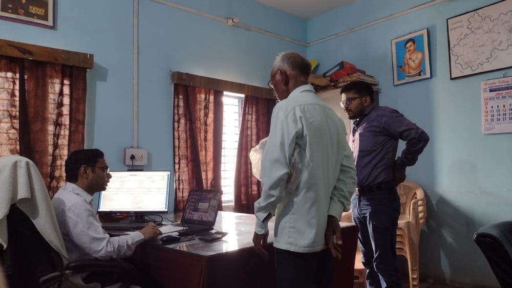 आज दिनांक 18-07-2022 को वि0वि0 खंड द्वितीय कुंडा #प्रतापगढ़ मे माननीय #ऊर्जामंत्री की #जनसुनवाइ की पहल  के  अनुपालन मे संभव के अंतर्गत उपभोक्ताओ की समस्या का निस्तारण करते हुये | <a href="/mduppcl/">MDUPPCL</a> <a href="/puvvnlprayagraj/">PUVVNL Prayagraj</a>