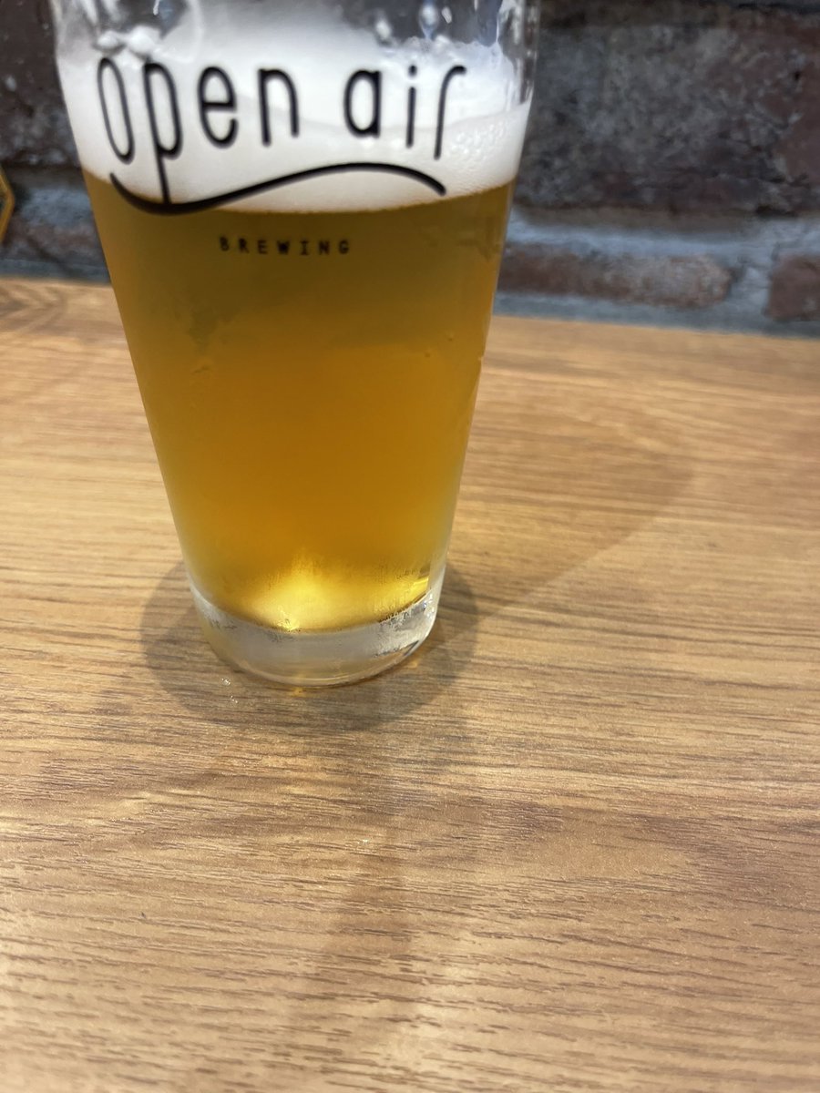 sailorwk's tweet photo. 暑いのでちょいと神戸の新たなクラフト麦酒をカウンターで一杯。
神戸コンセプトのお店なのでカウンターには神戸ソースの老舗、オリバーのプレミアソース、クラマックスソースの数々(めちゃ美味です)。麦酒はあまりに美味そうなので撮影前に一口飲んじゃいました😅
#kobenewworld
#worldone https://t.co/dDDxrTZJSU