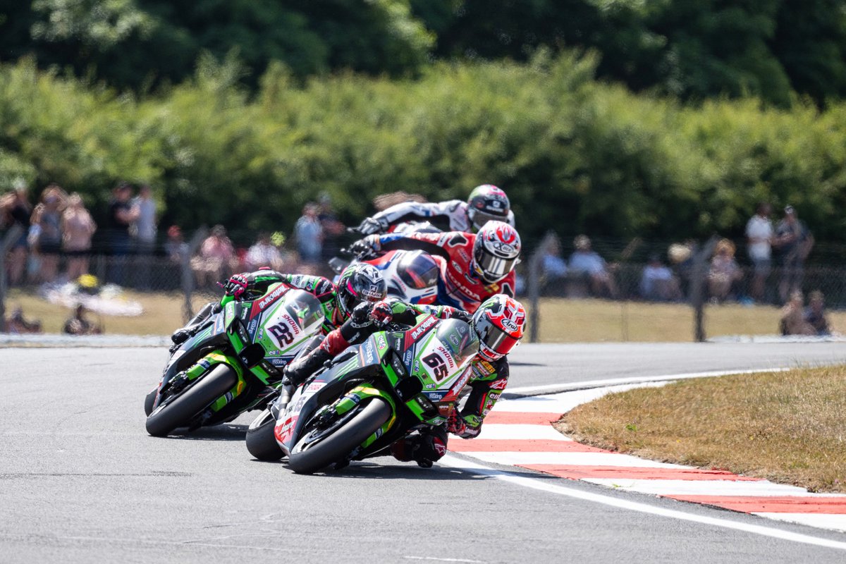 Kawasaki_Italia's tweet photo. A #Donington Jonathan Rea 2° Gara 1 e Superpole Race, 3° posto in Gara 1 per Alex Lowes. 
🏆 Il Kawasaki Racing Team agguanta (e supera!) il traguardo monumentale dei 500 podi in Superbike, di cui 184 conquistati dal Cannibale! 

#ForzaKawa #GBRWorldSBK 🇬🇧 https://t.co/O7aG3Ig8Z0