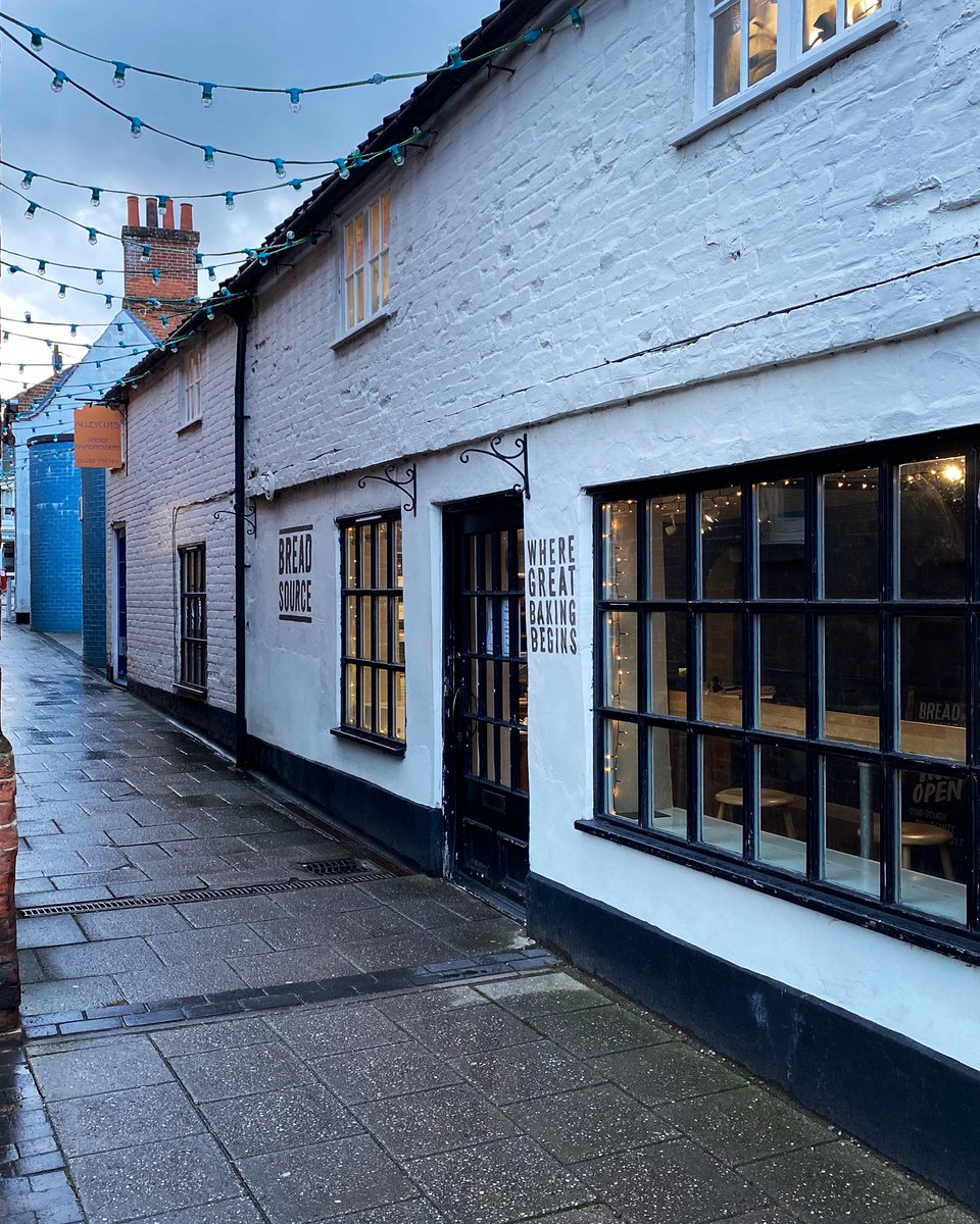 RedBadgeFilms's tweet photo. Imagine this street alight with cheer. 🎄🎁
#RedBadgeFilms #MyOnlySunshine
.
.
.
#holidays #cheer #christmas #aylsham #norfolk #uk #lights #architecture #film #feelgood #holidayfilm https://t.co/ocRdfsATtc