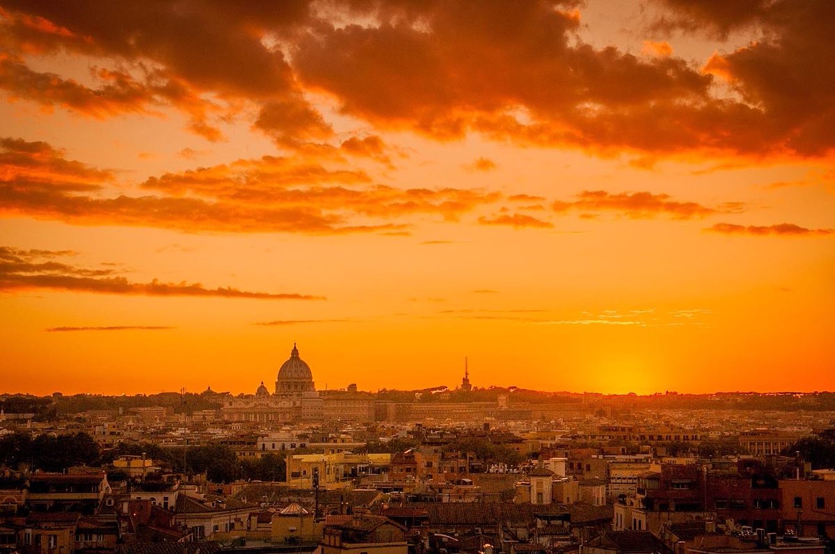 JayHealeyPhoto's tweet photo. Sunset in Roma. #italy #travel #italia #travelphotography #wanderlust #rome #roma #Wanderfranco https://t.co/URclnvXbzF