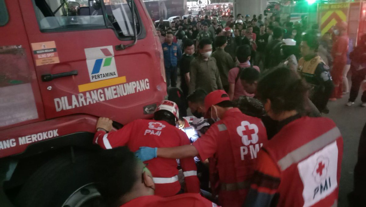 SonoraFM92's tweet photo. 20.02 #infoSONORA - PMI Kota Bekasi membantu  Evakuasi kecelakaan maut yang melibatkan truk tangki pertamina dengan beberapa kendaraan di jalan Alternatif Cibubur di depan Citra Grand Cibubur, Jabar. Senin, (18/7).  https://t.co/eKebBjGNu6 
Terimakasih infonya mas @HerryFTanjung