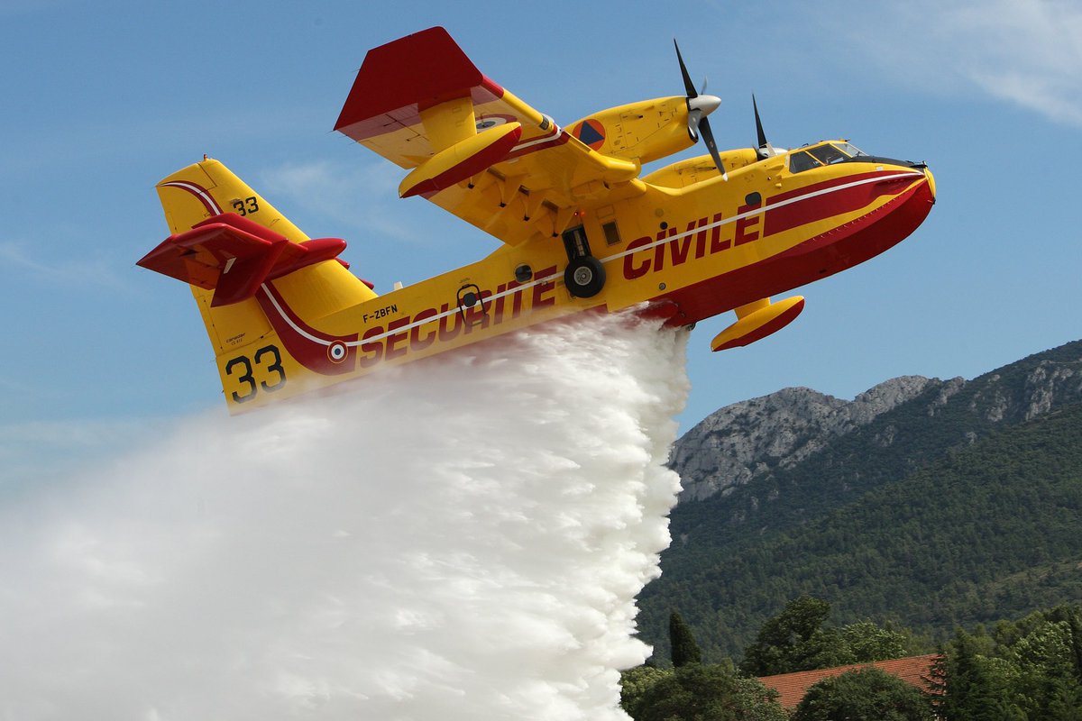 arturito_22_'s tweet photo. 🔴 Avec les hautes températures prévu pour le GP de France : La FIA et la préfecture du Var ont réquisitionnés des canadairs pour arroser abondamment le public durant le Grand Prix 
(Source : @OffTracteur ) https://t.co/keT7HAwylS