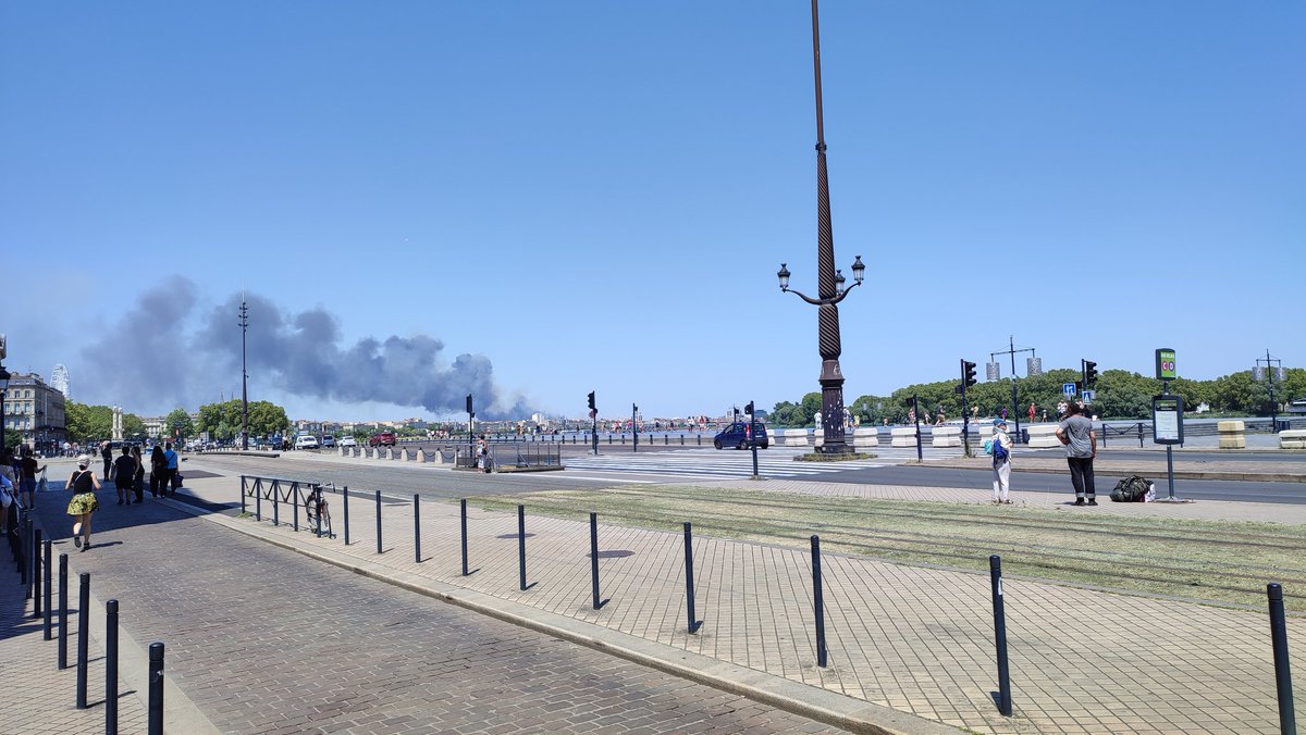 LinkDHyrule3's tweet photo. Encore un incendie dans le nord de Bordeaux cette fois. https://t.co/CBCbJh3FiZ