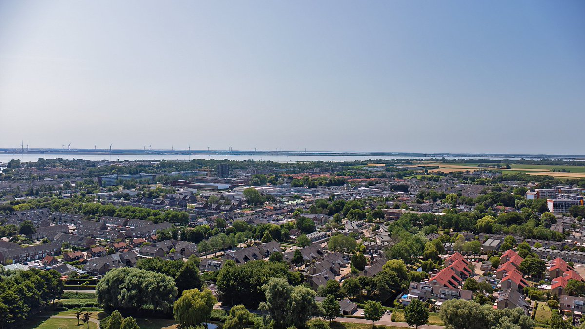 StormjagersNL's tweet photo. https://t.co/q6ovWXpHfD | 14:00 uur: Onbewolkt 33.2°C RV 30% Neerslag: 0.0 mm Wind: ZO 📸 #weerfoto #Hellevoetsluis #hot #DJI2 @KikiBo21937 @JPHN570103 @johan_klos @BasMunne @MRTfotografie @EdAldus @BuienRadarNL @EilandVoorne @weeronline @NLWeerFoto @Weerfotoklasse1 @mooieluchten https://t.co/PtFHK1Pz2Q