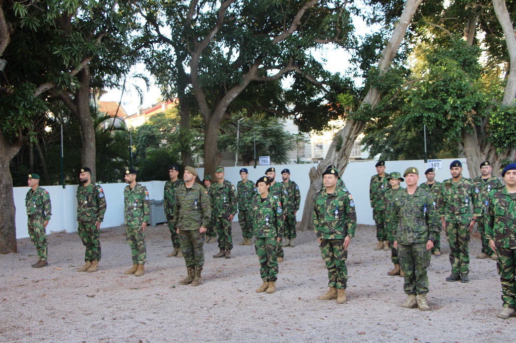 EMADmde's tweet photo. El personal del  @EjercitoTierra que trabaja en la misión @EUTMMozambique recibe la medalla 🎖️ de la UE #PCSD Se reconoce su  labor en la  formación de las fuerzas armadas mozambiqueñas para proteger a la población civil y restablecer  la seguridad. #Mandodeoperaciones https://t.co/i7Mx3qXNpe