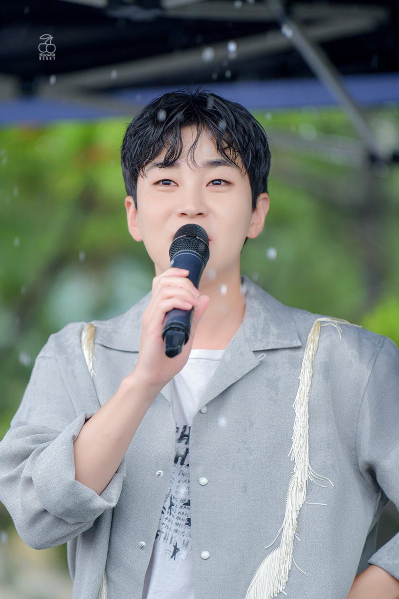 yellowish_berry's tweet photo. 220716 삼척
지붕에 고였던 물방울이 후두둑 떨어지는데 일부러 효과준 것 같아🫧
#딘딘 #dindin https://t.co/zGps12EjdW