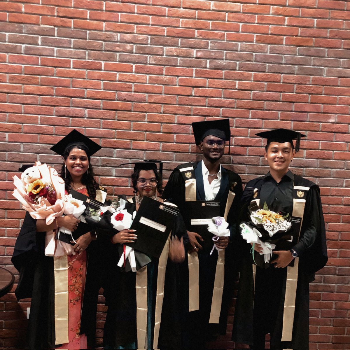 darshx99's tweet photo. graduation pictures that go hard pt 1🥶 https://t.co/HBrMmqBZcg