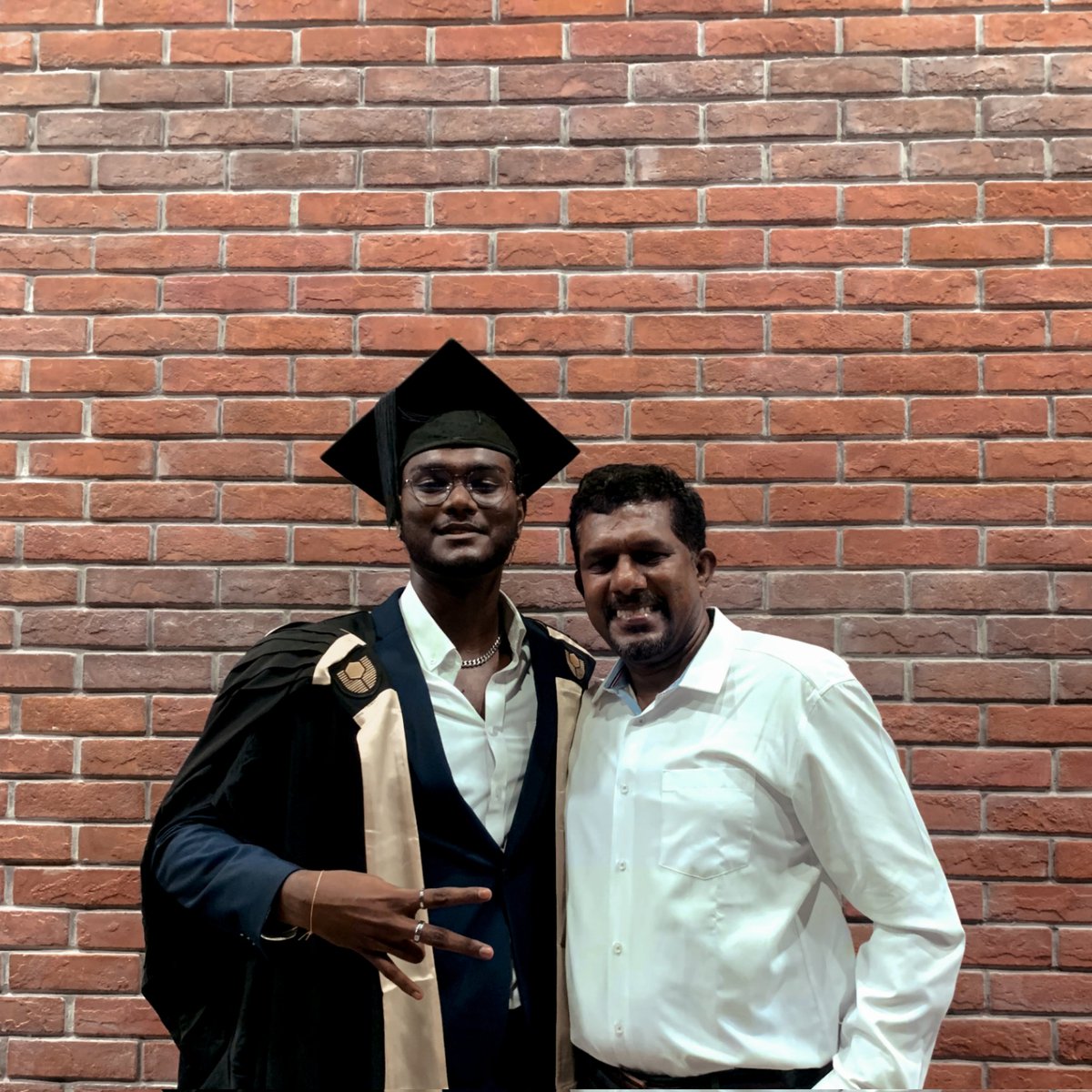 darshx99's tweet photo. graduation pictures that go hard pt 1🥶 https://t.co/HBrMmqBZcg