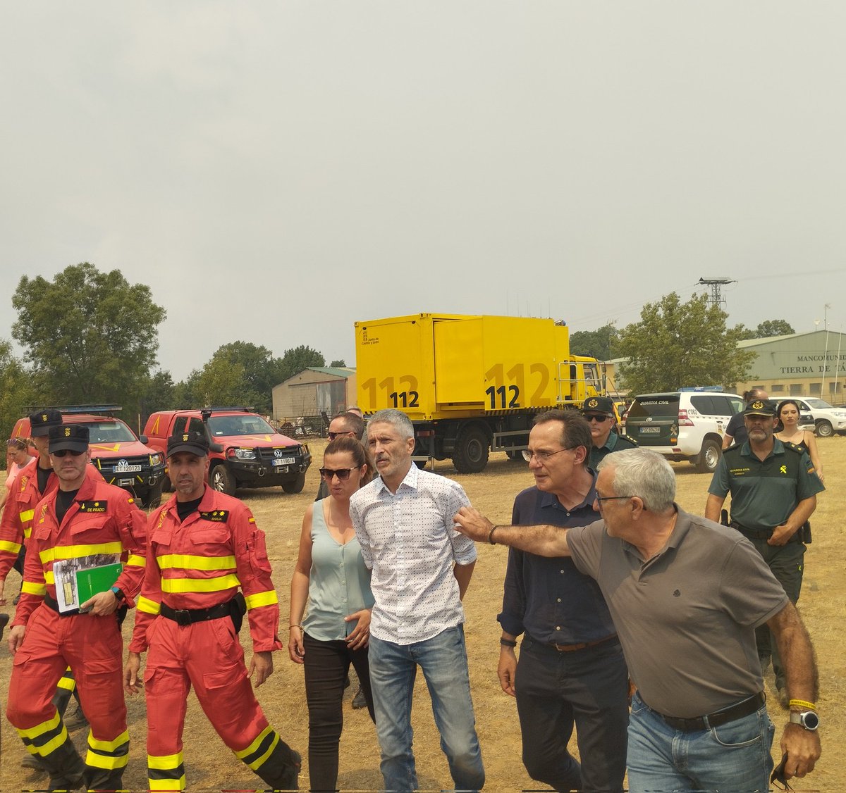 Juan13Navarro's tweet photo. Incendio devastador en Zamora (Castilla y León).
Ministro del Interior ✅
Delegada del Gobierno ✅
Jefes de la UME ✅
Alcaldes locales ✅
¿Quién falta? 🧐 https://t.co/49lK6REDzD