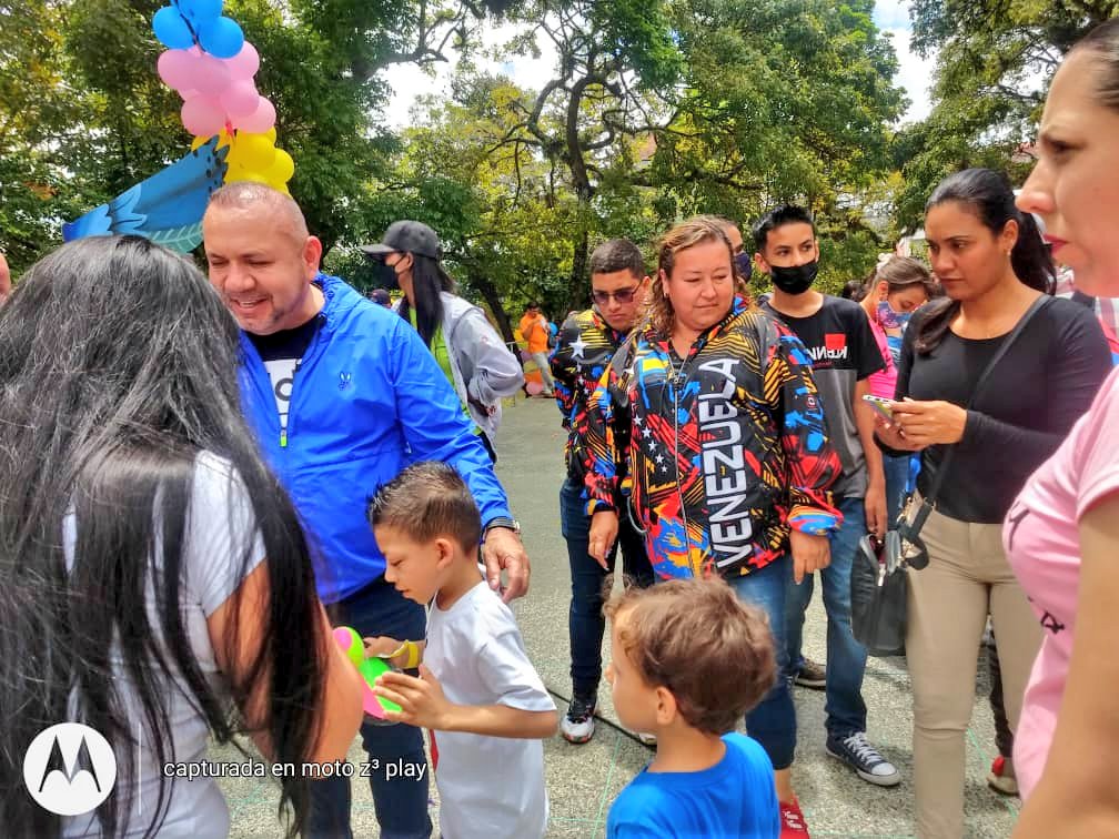Feliz Día del Niño!! Acompañamos  a nuestro Alcalde <a href="/Silfredo_SC/">Silfredo Zambrano</a> <a href="/alcaldiadeSC/">AlcaldíadelmunicipioSC</a> en hermosa celebración cargada de alegría, sankos, juegos, saltarines, cotillones, algodones, cotufas, presentaciones y juguetes
<a href="/NicolasMaduro/">Nicolás Maduro</a> <a href="/FreddyBernal/">Freddy Bernal</a> <a href="/KaremDeBernal/">Karem Durán de Bernal</a> 
<a href="/arguelloyepfri/">Yepfri Arguello</a>