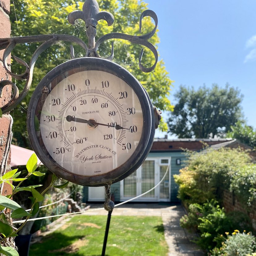 GoBeRemarkable's tweet photo. 🌞Well the #heatwave is taking hold - time to turn up the heat in your business and #goberemarkable ☀️🕶 https://t.co/9Jhm1a7Hzb