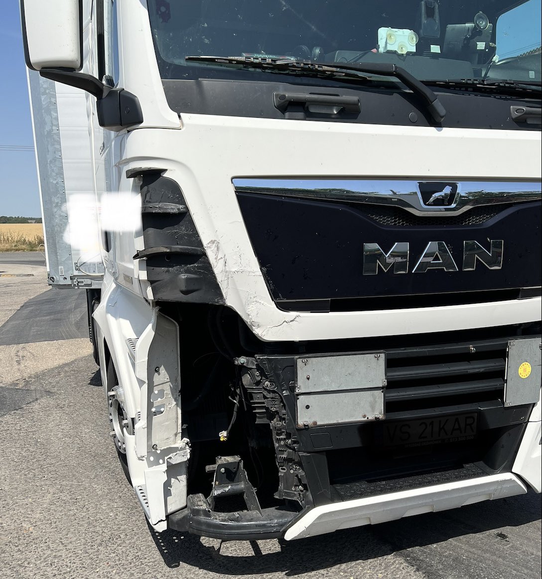 NSRAPT's tweet photo. HGV stopped by #CVU #A14 #BSE. Having been involved in a collision, the driver thought it would be ok to continue his journey to the Midlands with no offside lamps, indicators & in a dangerous condition.
Now awaiting repair.
#prohibited #PG9
@BuryStEdsPolice
#PC1787 #PC1320 https://t.co/8KgXMc1Kvt