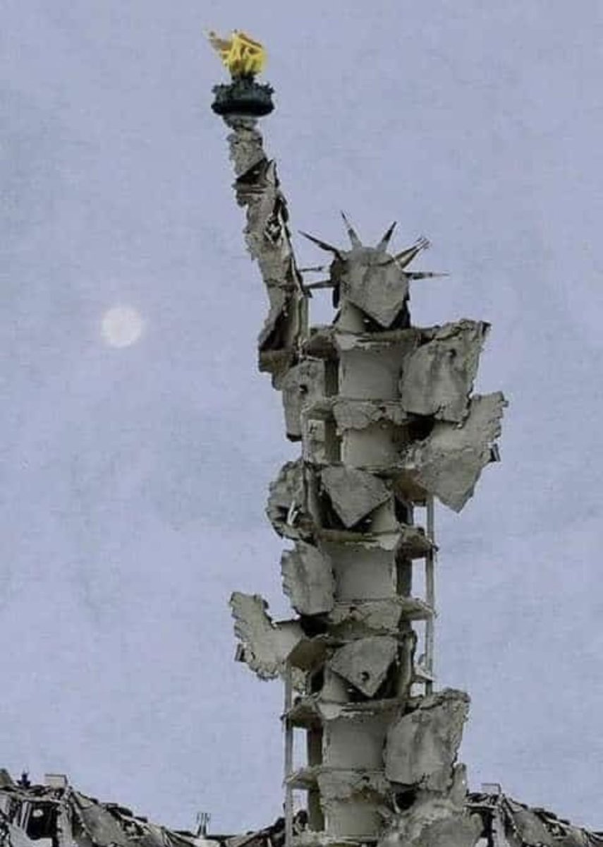 Pucha q es dura de matar la expresion artistica. Un sirio construyó en Aleppo una réplica de la estatua de La Libertad, con los restos de su casa destruida por los bombardeos, con una inscripción :esta es la Libertad que nos trajeron los Estados Unidos de Norteamérica