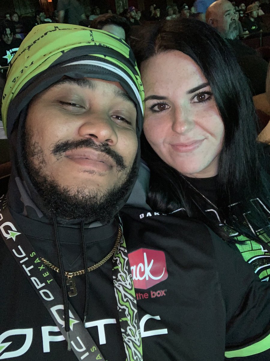 oB_Honeybadger's tweet photo. Had a lot of fun at the #NYSL event with my girl and @KrypticInk @DarryPhantom @kelseycurler @Milkkboyys met some my boys for the first time 💪🏾 🥛 https://t.co/PyofVlMzq3