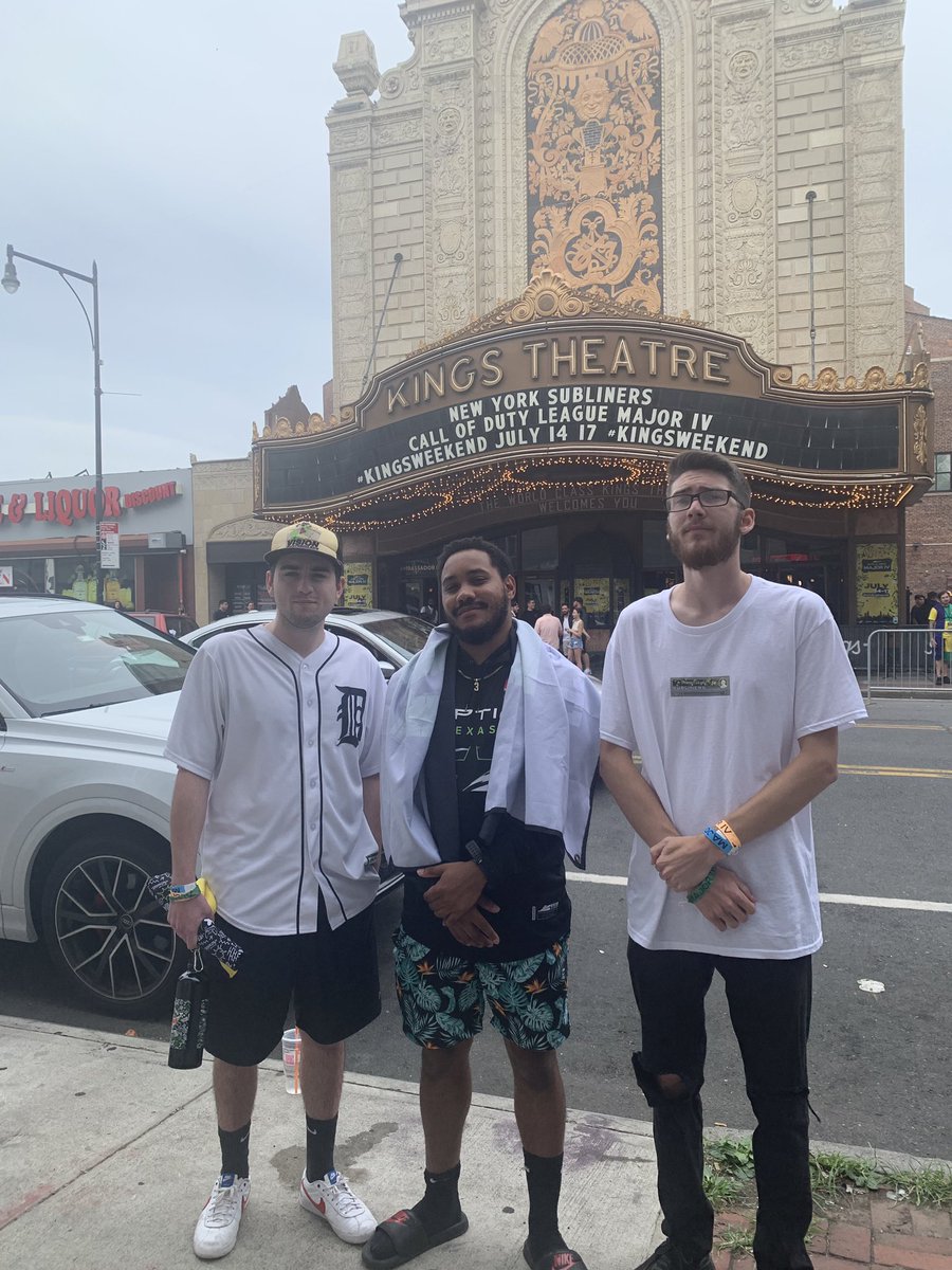 oB_Honeybadger's tweet photo. Had a lot of fun at the #NYSL event with my girl and @KrypticInk @DarryPhantom @kelseycurler @Milkkboyys met some my boys for the first time 💪🏾 🥛 https://t.co/PyofVlMzq3