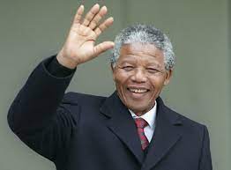 Mandela cumpliría hoy 104 años. El ejemplo de su nobleza conciliadora y especialmente de su resistencia heroica, viven por siempre en este pueblo de Fidel, su amigo querido.🇿🇦🇨🇺🤗 #MandelaDay