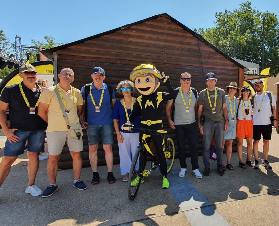 letour_euskadi's tweet photo. 🔴🟢⚪️ Los equipos técnicos de los ayuntamientos de #Vitoria-Gasteiz, #Amorebieta y #Bilbao, mientras revisaban los espacios de la salida de la etapa de mañana en #Carcassonne , han tenido una divertida visita: Maxoo, la mascota del Tour. Bonjour #Maxoo! 🫶🟡
#TDF2022 #letour https://t.co/rjQhmEpUon