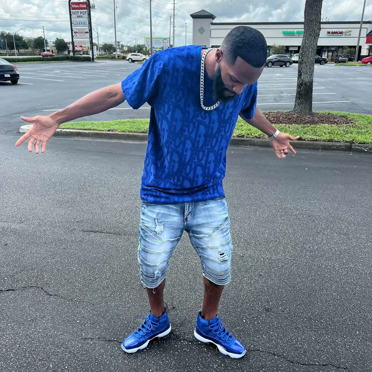 yaboyfearless's tweet photo. Draped In Blue, You'll Think I'mma Crip!! But The Blood Of Jesus Is Red, That's Where I Get My Drip!! #trendsetter🥶 https://t.co/mrE16gvTmW