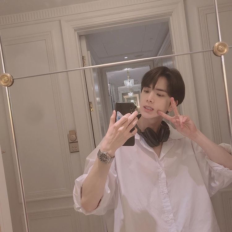 younghouun's tweet photo. A retweet is appreciated!

I guess it's my time seek for some new people to fill my empty timeline. Therefore, here I am sending my warmest greetings to all of you who's passing by this tweet. If you're willing to accept my friendship offer, please don't hesitate to leave a "hi"! https://t.co/MuqKBpGhrY