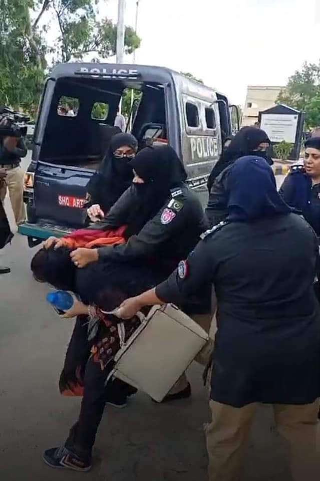 ڇا ھي آئي بي اي پاس نياڻيون سنڌ پوليس وانگر دھشتگرد آهن؟
زرداريء جي دھشتگرديء واري راڄ تي لکين لعنتون وجھو. ھيء يزيدن جي نسل مان پيدا ٿيل حاڪم آهن سنڌ تي قابض!