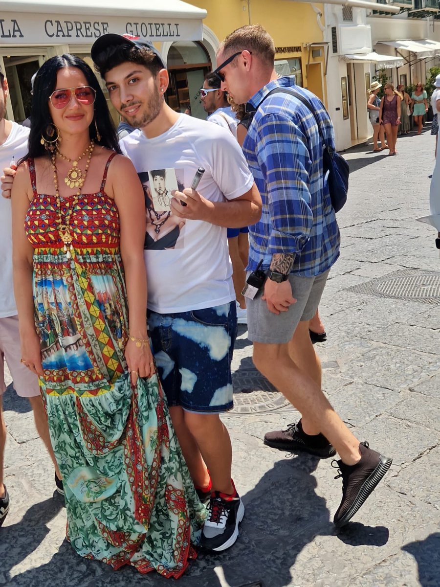 MikeleKatyCat's tweet photo. It's happened I meet Katy in Capri!! 😭😍 For the second year in a row I meet my mom!!  She was so beautiful and radiant... I love you with all my heart forever @katyperry 👑❤️ TI AMO PRINCIPESSA 🇮🇹✨ https://t.co/HrD4DvymT4