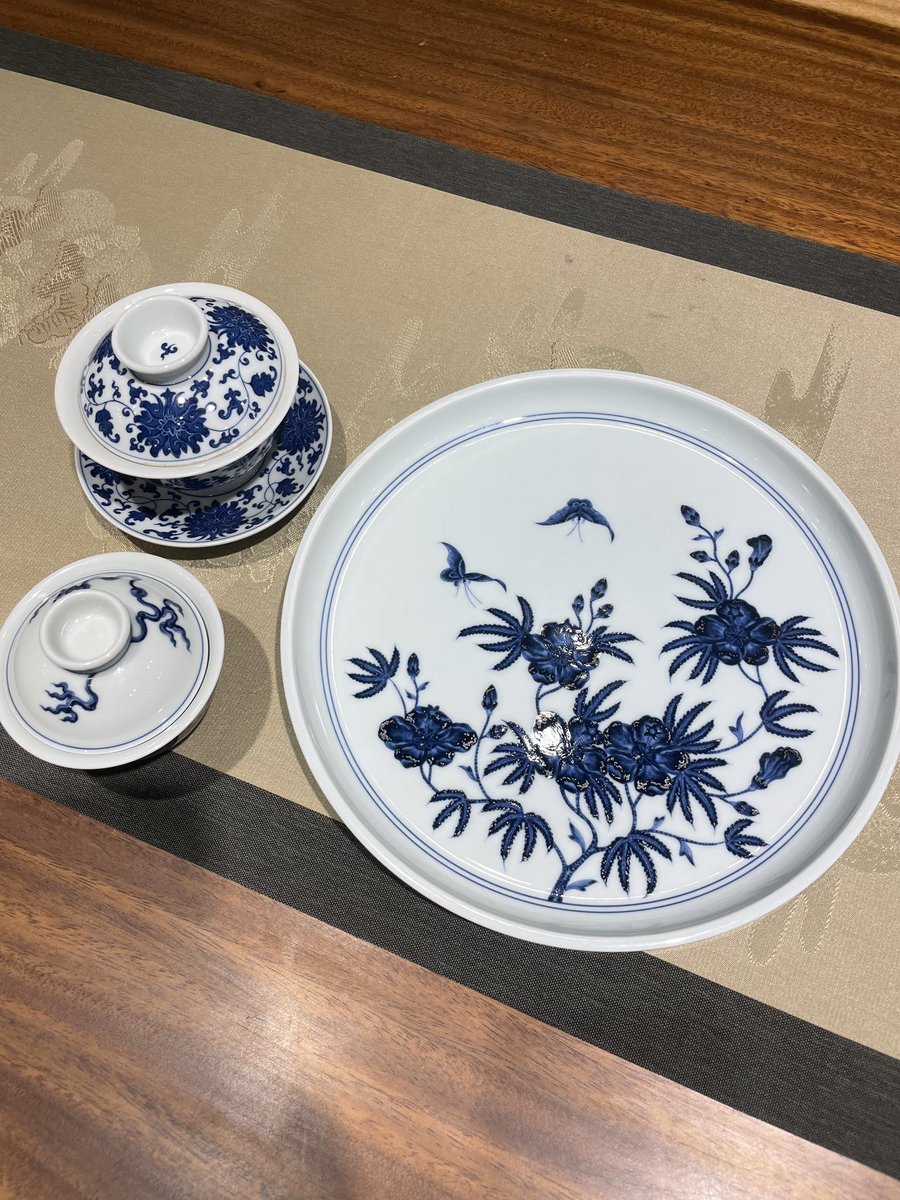 在新天地遇到了一个景德镇瓷器的店
老板是一个95年的富二代小哥哥
之前在国外留学
热爱中国传统的玩意儿
然后家里支持开了一个这样的店
在其他富二代玩超跑 把妹的时候
他通过景德镇瓷器认识了一些富一代
拓宽了家族集团的业务
也算是年少有为了
95年的他
去年通过家族联姻了
#富二代 
#瓷器 
#景德镇 https://t.co/UClfJjtv7K