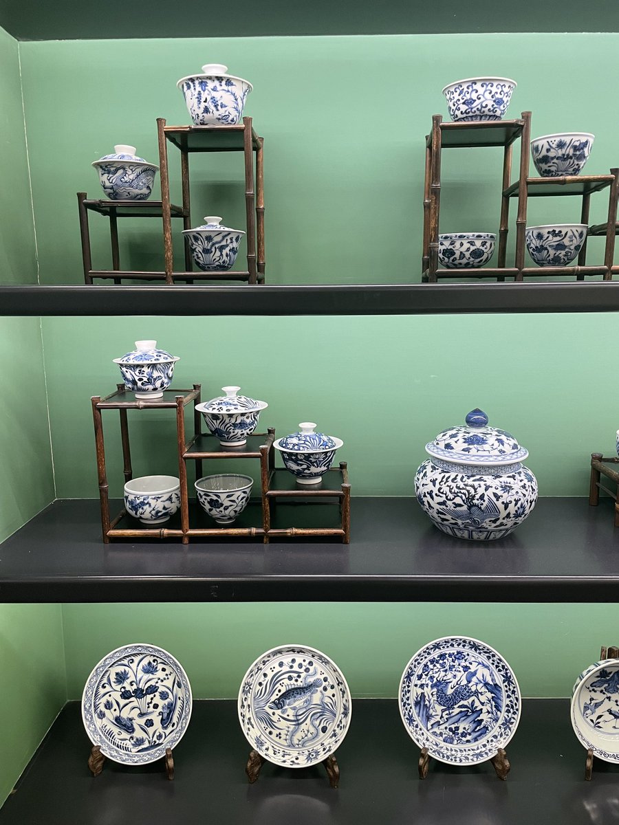 在新天地遇到了一个景德镇瓷器的店
老板是一个95年的富二代小哥哥
之前在国外留学
热爱中国传统的玩意儿
然后家里支持开了一个这样的店
在其他富二代玩超跑 把妹的时候
他通过景德镇瓷器认识了一些富一代
拓宽了家族集团的业务
也算是年少有为了
95年的他
去年通过家族联姻了
#富二代 
#瓷器 
#景德镇 https://t.co/UClfJjtv7K