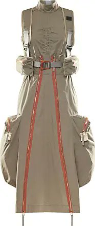 雪が降るマンハッタンで凍えながらウィンドウショッピング(見るだけ)していて見かけたワンピース…なんかすてきね…冬コミで売り子さんたち全員に着せてエロ薄い本をうるの…スペイン宗教裁判みたいでイイんじゃないかしら…女性ものだけど男子にも合いそう。…値段は…8万円…ズタ袋を着せるわ。 