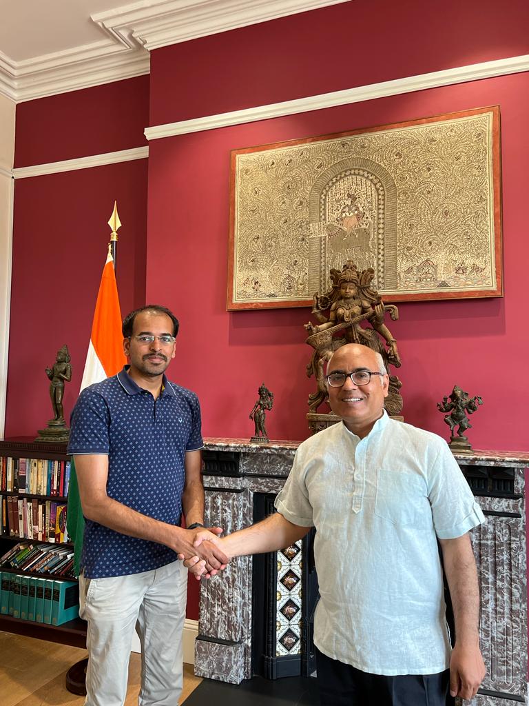 IndiainIreland's tweet photo. Ambassador @AkhileshIFS meeting with Mr.Rajat Maheshwari, Co-Founder & Technical Director, #Finedeeds
@MEAIndia @IndianDiplomacy @AmritMahotsav https://t.co/0fnCN3TfxG