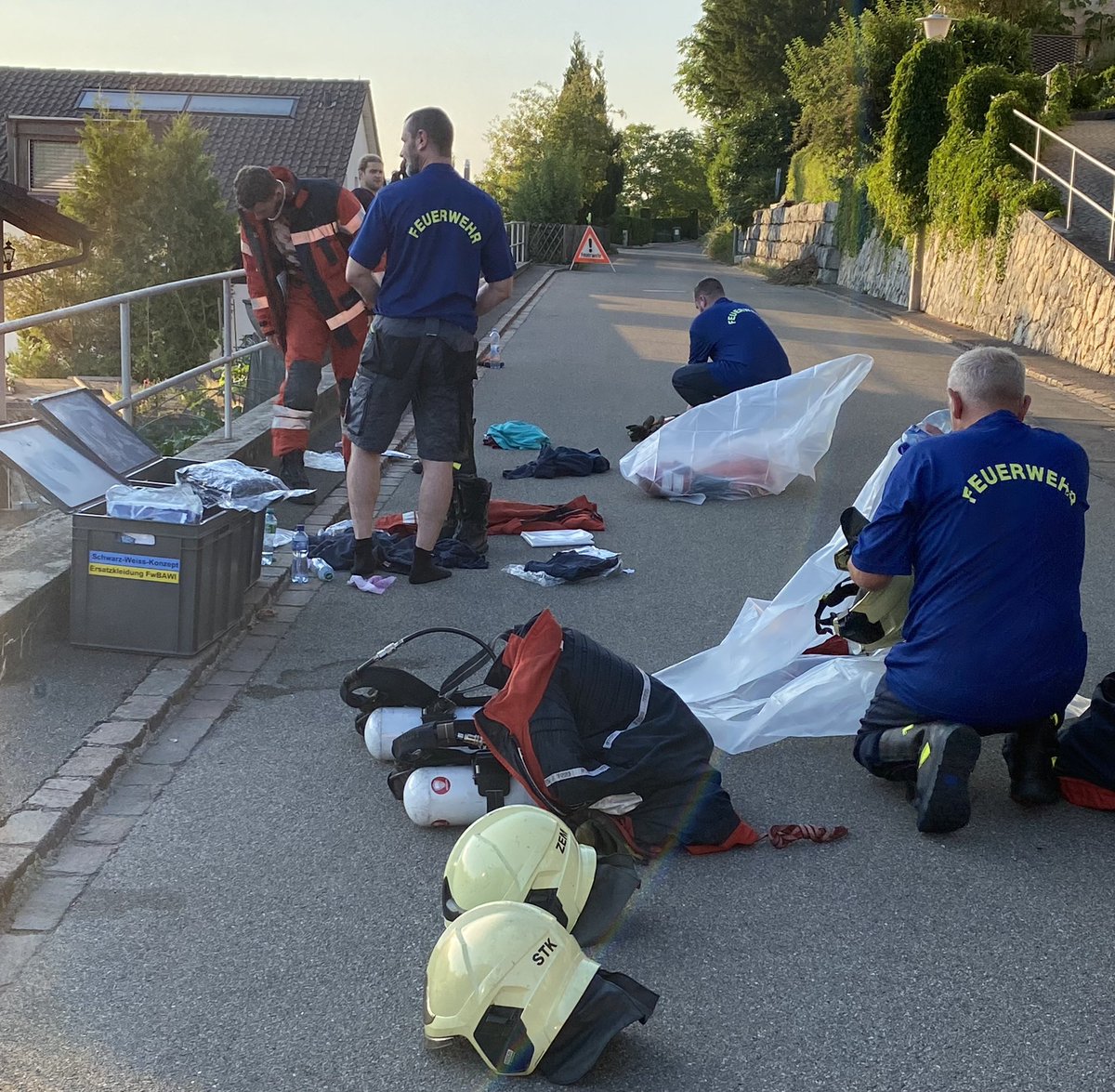 FwBawi's tweet photo. 17.07.2022  19:11 Uhr | GA | #Bachenbülach #Brand im Keller von einem EFH.                                     Mediemmitteilung Kapo ZH: https://t.co/9qojSpOs8n https://t.co/x5TCxo2JLD