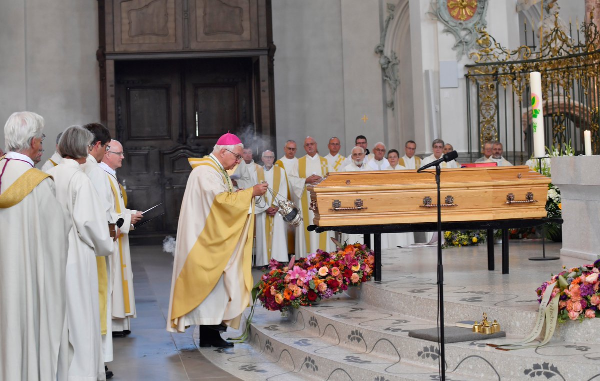 Heute haben wir Abschied genommen von Dr. Ivo Fürer, em. Bischof von St.Gallen. Er ruht im Frieden Gottes. Mehr: bistum-stgallen.ch
#ivofürer #bischof #trauer #abschied #grablegung #bestattung #bischofmarkus #bistumsg #bistumstgallen #stgallencathedral #CatholicTwitter