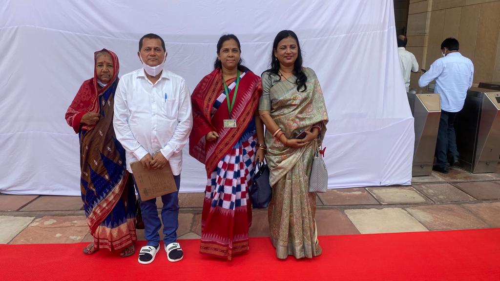 BbsrReporters's tweet photo. ରାଜ୍ୟସଭା ଓ ଲୋକସଭାର ସମସ୍ତ ବିଜେଡି ସାଂସଦ ଆଜି ବିଜେଡି ସଂସଦୀୟ ପାର୍ଟି ଅଫିସ, ସଂସଦ ଗୃହରେ ଏକାଠି ହୋଇଥିଲେ ଏବଂ ଏହା ପରେ ଏକାଠି ହୋଇ “ଓଡ଼ିଶାର ଝିଅ” ରାଷ୍ଟ୍ରପତି ପ୍ରାର୍ଥୀ ଦ୍ରୋପଦୀ ମୁର୍ମୁଙ୍କୁ ଭୋଟ ଦେଇଛନ୍ତି ।
#DraupadiMurmu #PresidentialElections2022 https://t.co/6f01nTiEhz