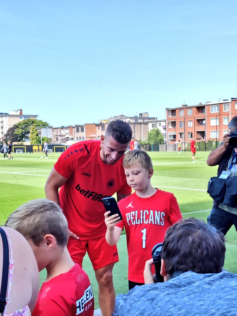 nvanessche1's tweet photo. Eerste training voor Toby #Alderweireld bij #Antwerp zit erop. En dan wordt er uitgebreid tijd gemaakt voor foto's. https://t.co/vg18HZ28dn