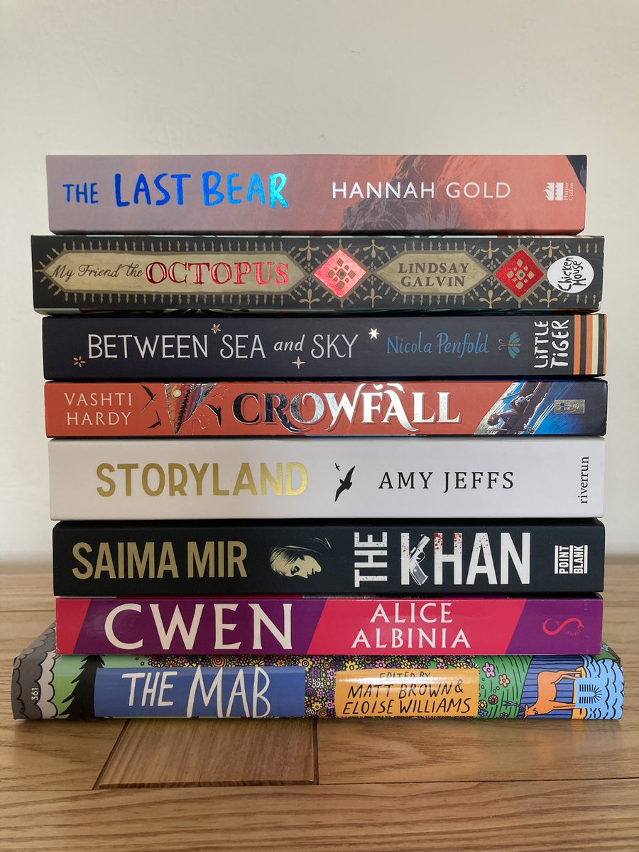 My current read and latest book haul. Only one chapter in and loving The Song That Sings Us already.
Will a find a shady spot this afternoon to read some more ☀️🌳📖 🙂