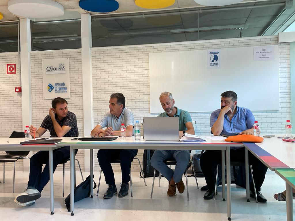 fp_empresa's tweet photo. 📍 La nueva Junta Directiva de @fp_empresa se reúne en #Santander.

#FP #FPEmpresa https://t.co/oaJDTZg6YJ