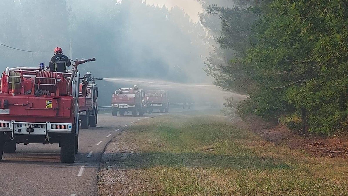 SDIS58's tweet photo. 🚨 #RenfortsFDF
Nos 10 #SP nivernais engagés dans la #colonne Bravo avec 2 #CCF et 1 #VTU. Ils œuvrent dans le secteur #Landiras ! #GIFF 58/71 🧑🚒💦🔥
Soyez prudents !
#FeuxDeForêts #Gironde
@COZ_EST #CozSudOuest @Prefet58 @PrefAquitaine33 #SDIS33 @SecCivileFrance @SDIS71 https://t.co/ENK38Jfopv