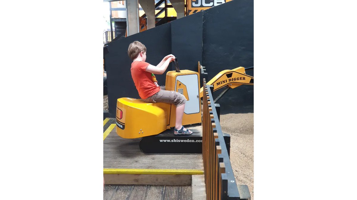 We're hard at work today making Woodside Hall look beautiful, inside and out. 
If you come by the Hall, stop and say hello (or lend a hand!). 
#hardatwork #cleaning #hitchin