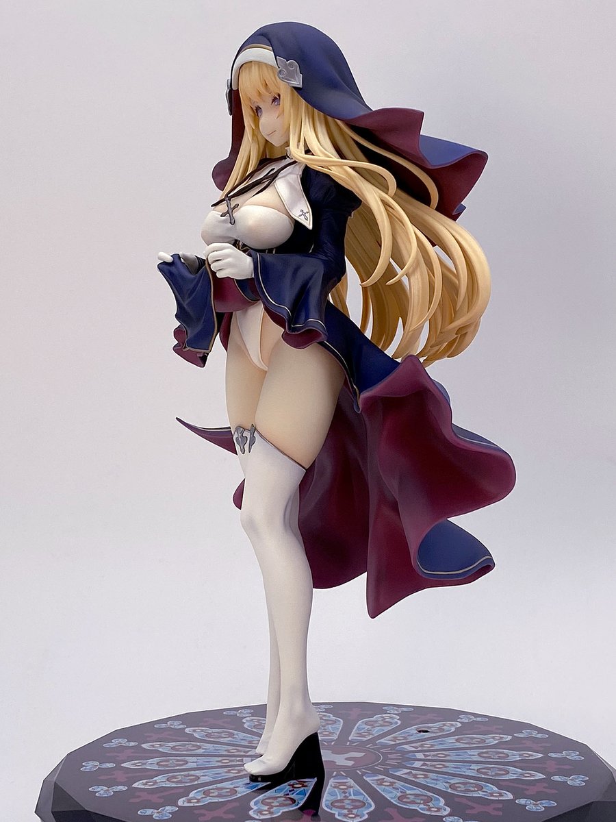 【フィギュア紹介】シャルロット
七原冬雪先生が描く金髪シスターイラストのフィギュアです。
シスター+たくし上げ!好きな要素が詰まってます!
そして修道服の下はニーソとレオタード!
日本では馴染みが薄いですが諸外国では常識と聞いております。
ステンドグラスデザインの台座もエレガント! 