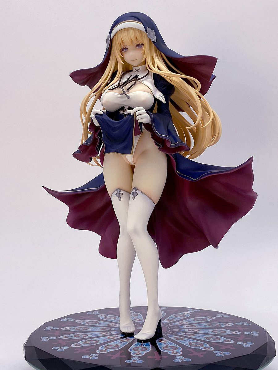 【フィギュア紹介】シャルロット
七原冬雪先生が描く金髪シスターイラストのフィギュアです。
シスター+たくし上げ!好きな要素が詰まってます!
そして修道服の下はニーソとレオタード!
日本では馴染みが薄いですが諸外国では常識と聞いております。
ステンドグラスデザインの台座もエレガント! 