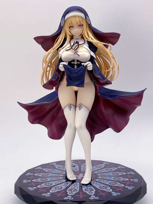 【フィギュア紹介】シャルロット
七原冬雪先生が描く金髪シスターイラストのフィギュアです。
シスター+たくし上げ!好きな要素が詰まってます!
そして修道服の下はニーソとレオタード!
日本では馴染みが薄いですが諸外国では常識と聞いております。
ステンドグラスデザインの台座もエレガント! 