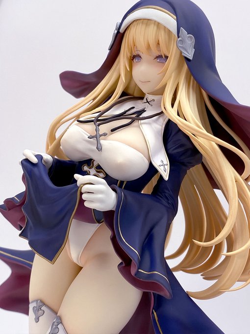 角度を変えると少し表情の雰囲気が変化するのもとても良い!
顔の描き込みも繊細で髪もパリッとシャープな造形です。
年々フィギュアのクオリティは上がり続けていますね。
今後はモタっとしている紐類の改善が今後の課題でしょうか。 