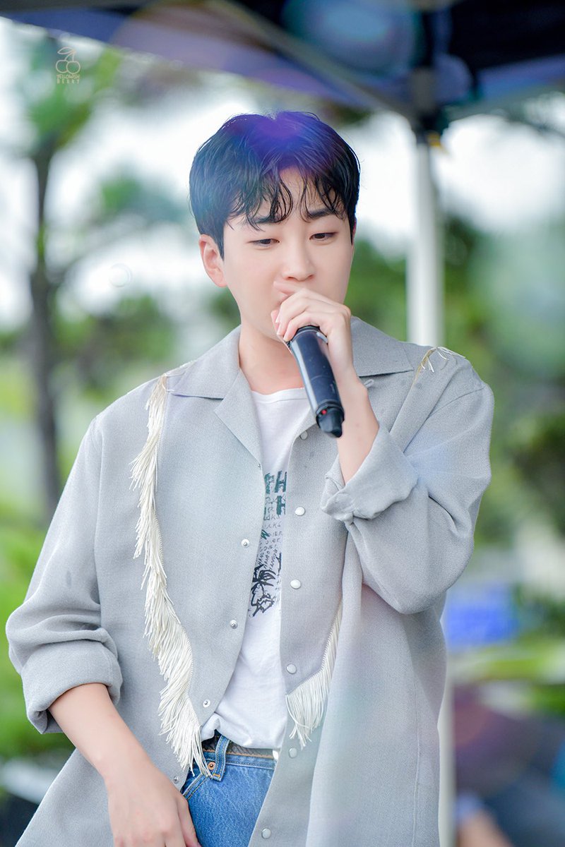 yellowish_berry's tweet photo. 220716 삼척
비누방울에 갇힌 왕자님 👑🫧 
#딘딘 #dindin https://t.co/lERd4ayLmm