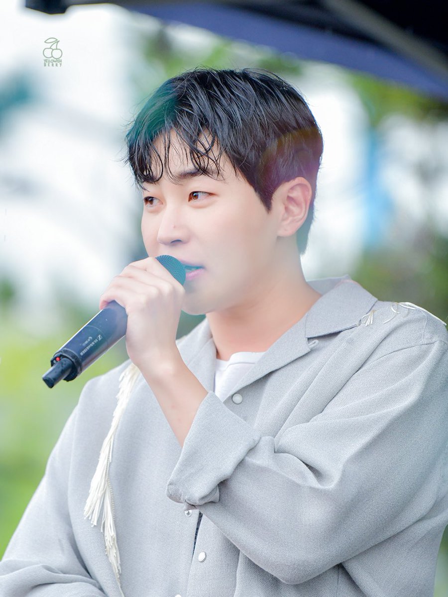 yellowish_berry's tweet photo. 220716 삼척
비누방울에 갇힌 왕자님 👑🫧 
#딘딘 #dindin https://t.co/lERd4ayLmm